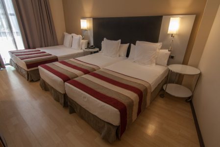 Reserva habitacion para 3 personas en Sevilla